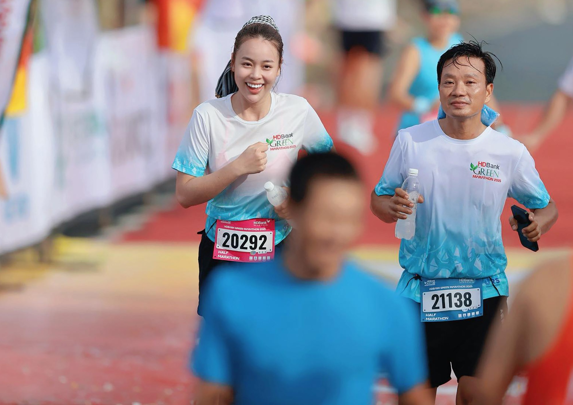 “Ở quê tôi không có nhiều CLB hay sân bãi pickleball chuyên nghiệp, nhưng tôi vẫn mang vợt về nhà để có điều kiện sẽ rủ bạn bè cùng chơi, có thể là ngay tại nhà để không quên cảm giác bóng. Tôi vẫn giữ thói quen chạy bộ buổi sáng và bơi, vừa đủ để cơ thể không bị lười và tinh thần sảng khoái”.