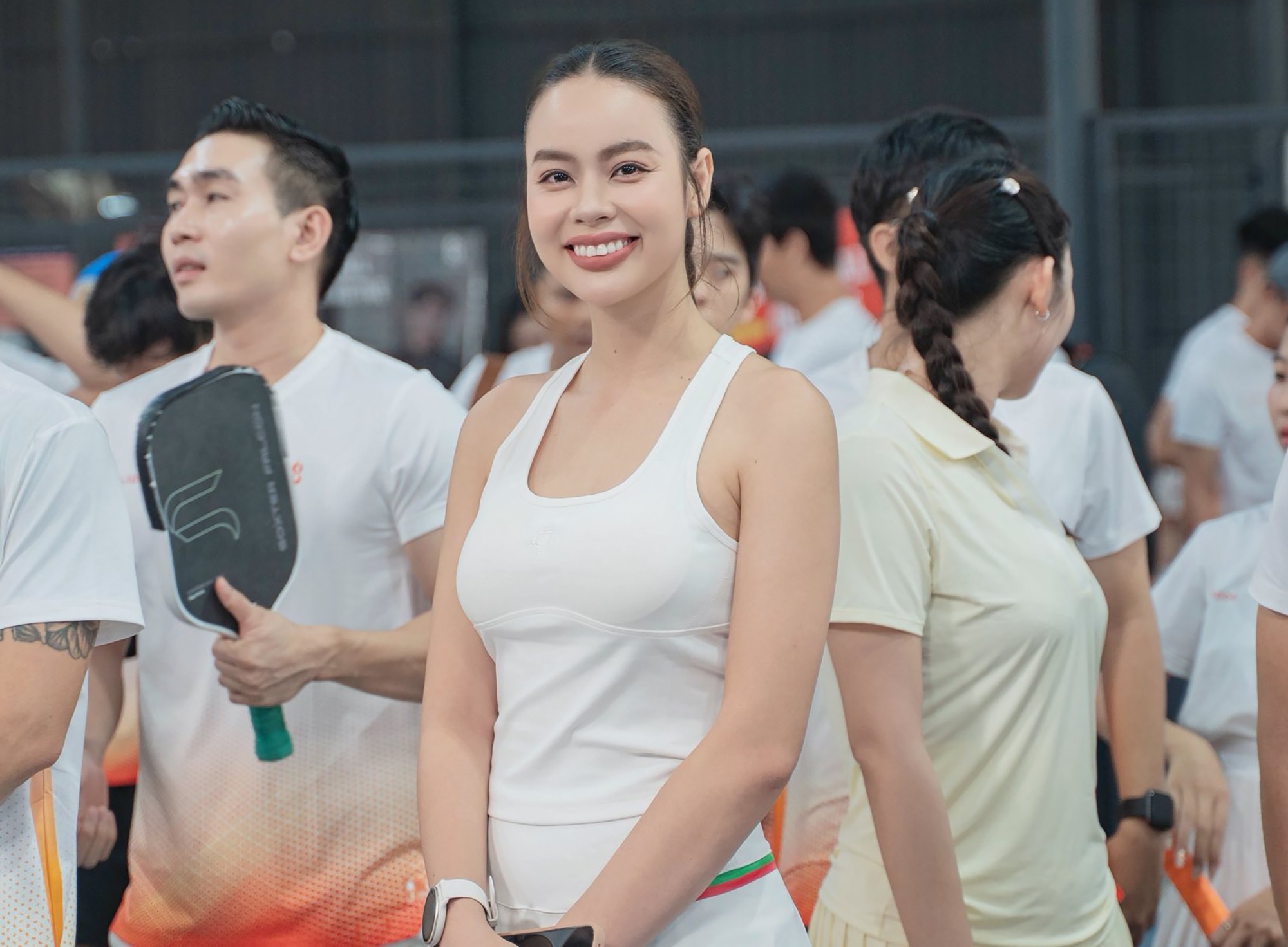 “Với tôi, tập luyện thể thao ngày Tết không hẵn là để giữ dáng, mà để giữ nhịp sống tích cực. Ngoài ra, tôi nghĩ dọn nhà, lau bàn ghế, sắp xếp đồ đạc đã là một dạng vận động rất tốt. Chỉ cần thay đổi góc nhìn một chút thì ngày Tết không hề là khoảng thời gian bỏ bê sức khỏe của mình”, Ánh Vương vui vẻ cho biết.