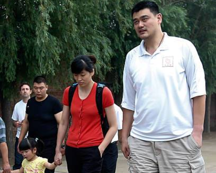 Yao Ming (bước đi bên vợ) sau khi giải nghệ nặng thêm 60kg