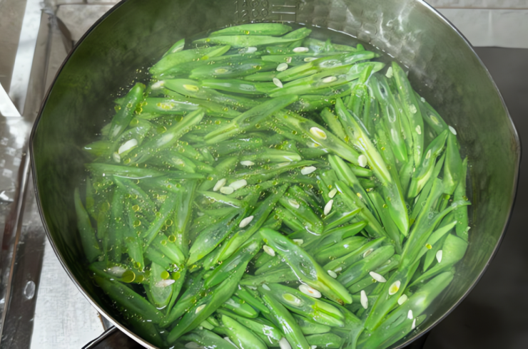 Loại rau rẻ tiền, giàu dưỡng chất, ít calo, giúp xương chắc khỏe, tăng cường miễn dịch, xào đơn giản cũng thơm ngọt - 3