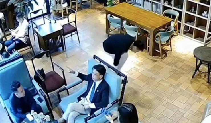 Ảnh cắt từ clip ghi lại cảnh 'tổng tài' chỉ tay ra lệnh đánh người.