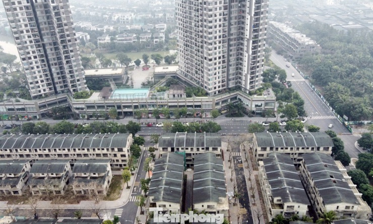 Điều đáng nói, dự án nằm liền kề khu đô thị có hạ tầng đồng bộ. Sự đối lập giữa một bên là khu đô thị sôi động, hiện đại và một bên là dự án “trùm mền” nhiều năm càng khiến hình ảnh Vườn Vạn Tuế thêm lãng phí.