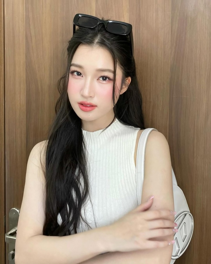 Sau một năm "ém hàng", chuyên gia trang điểm Diệu Anh mới tung loạt hình từng chụp Phương Nhi khi makeup cho cô. Bài đăng nhanh chóng gây chú ý và thu về nhiều bình luận tán dương người đẹp xứ Thanh.