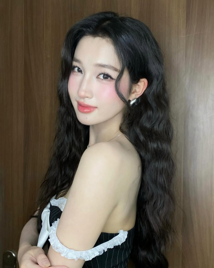 "Trời ơi, nhan sắc phát sáng luôn"; "Đúng chất thần tiên tỷ tỷ"; "Làm dâu hào môn là chuẩn rồi"; "Thực sự sốc visual, trông xinh như AI"..., một số tài khoản Instagram cảm thán.