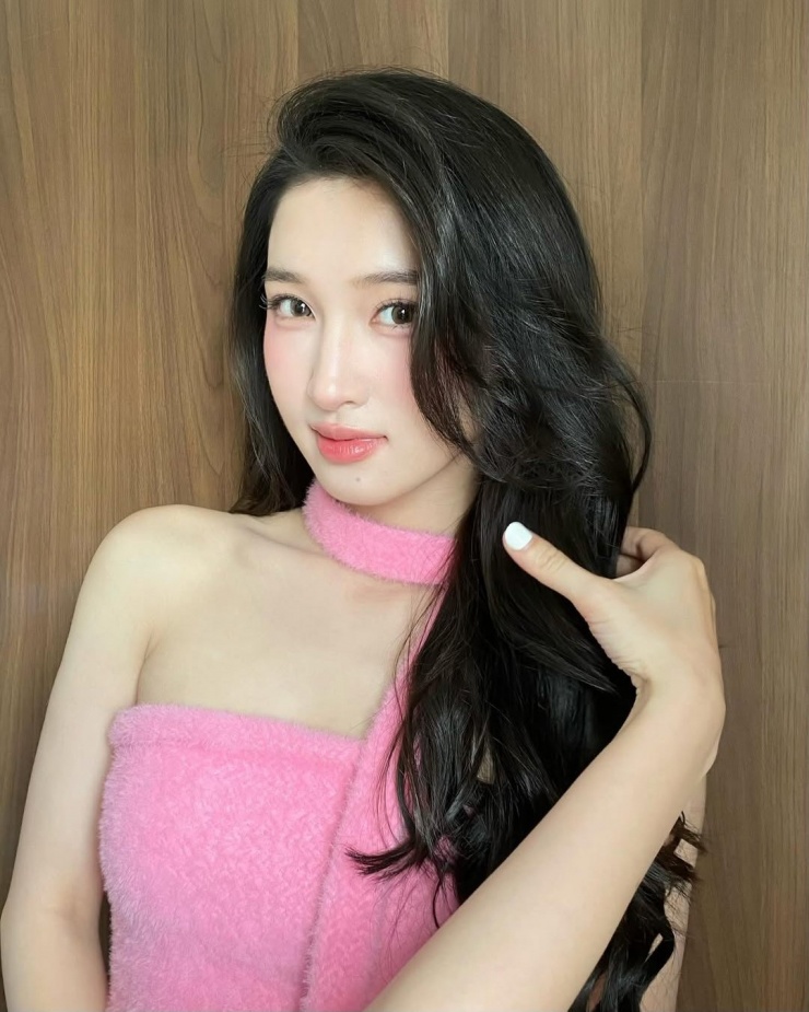 Phương Nhi trung thành với cách trang điểm nhẹ nhàng theo gam hồng ngọt dịu, tôn đường nét gương mặt thanh tú.