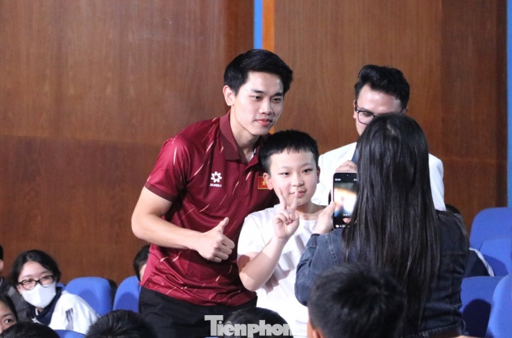 Đình Bắc, Văn Bình và Quốc Cường tiết lộ mẫu bạn gái với người hâm mộ - 4