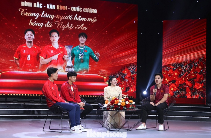 Tại Giải bóng đá U23 Châu Á 2026, ngoài thành tích chung của tập thể, cầu thủ Nguyễn Đình Bắc đạt danh hiệu Cầu thủ ghi nhiều bàn thắng nhất vòng chung kết và thủ môn Cao Văn Bình đạt danh hiệu Cầu thủ xuất sắc nhất trận đấu tranh huy chương Đồng của U23 Việt Nam trước U23 Hàn Quốc. Thành công của 3 cầu thủ không chỉ là niềm tự hào của gia đình, mà còn là niềm vui của quê hương Nghệ An - nơi bóng đá, là một phần không thể thiếu.