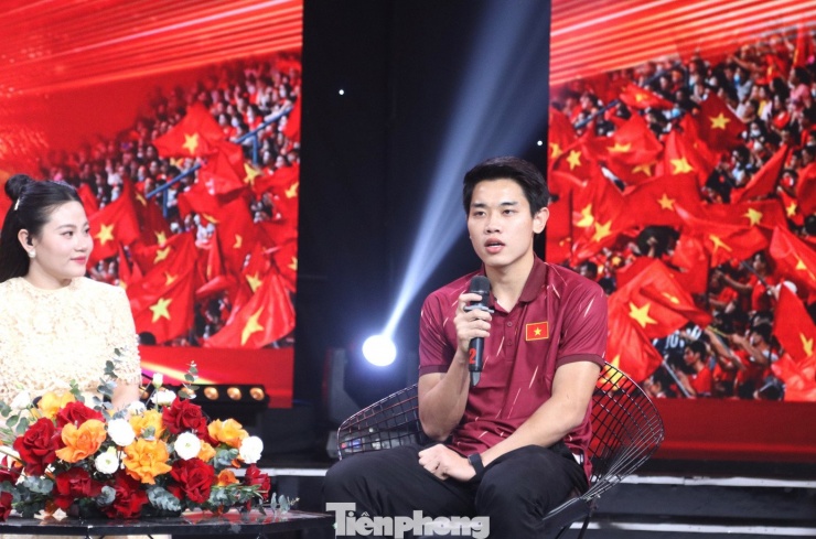 "Để đạt được thành tích tại Giải U23 châu Á, chúng tôi luôn tuân thủ theo chiến thuật mà ban huấn luyện đưa ra. Mỗi trận đấu đều như là một trận chung kết, anh em nhắc nhau thi đấu đoàn kết, tập trung, tất cả vì màu cờ, sắc áo của Tổ quốc. Trong trận đấu, anh em cũng động viên nhau hãy cố gắng hết sức, bao nhiêu sức lực thì bung ra hết và cống hiến hết mình. Ai mệt thì có thể nói để anh em ở ngoài sẵn sàng hỗ trợ", cầu thủ Đình Bắc chia sẻ.