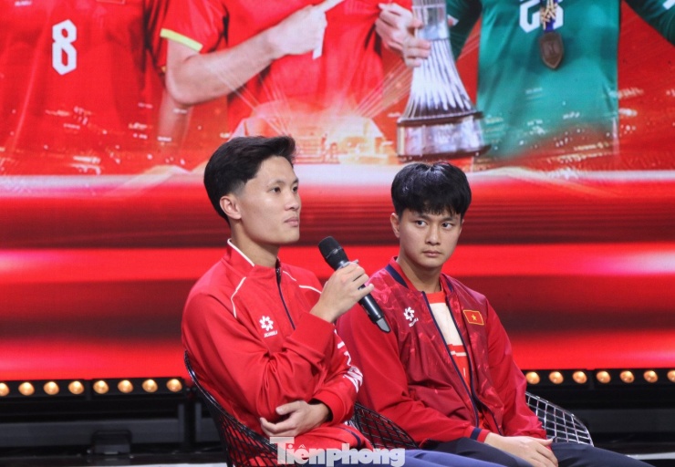 Khi được hỏi về hình mẫu bạn gái, cả 3 cầu thủ đều ngại ngùng. Cầu thủ Văn Bình chia sẻ: “Bạn gái cao 1m50, biết nấu ăn, cute”. Cầu thủ Đình Bắc chia sẻ: “Bạn gái sẽ là người luôn đồng hành với sự nghiệp và tôn trọng quyết định của em”. Trong khi đó, cầu thủ Quốc Cường chia sẻ: “Bạn gái của em là người có học thức và đồng hành cùng em trên con đường sự nghiệp”.