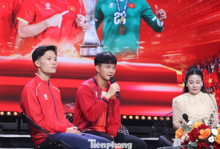 "Trong các trận đấu, chúng em luôn cố gắng thi đấu hết mình với 100% sức lực. Anh em luôn bảo ban nhau, hò hét nhau để cùng thi đấu và cố gắng. Tinh thần không bao giờ được đi xuống vì tinh thần xứ Nghệ là vậy”, cầu thủ Văn Bình trò chuyện với khán giả và người hâm mộ khi được trao quyền thi đấu tại trận tranh huy chương Đồng của Vòng chung kết U23 Châu Á vừa qua.