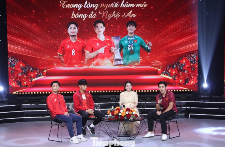 Phát biểu tại buổi giao lưu, bà Trần Thị Mỹ Hạnh - Giám đốc Sở Văn hóa, Thể thao và Du lịch Nghệ An - nhấn mạnh thành tích đội tuyển U23 đạt được không chỉ là kết quả của tài năng, sự khổ luyện và tinh thần đoàn kết, mà còn là minh chứng sinh động cho ý chí, bản lĩnh và khát vọng vươn lên của tuổi trẻ Việt Nam. "Nghệ An rất tự hào khi trong màu áo U23 Quốc gia có ba cầu thủ trưởng thành từ mảnh đất giàu truyền thống cách mạng và thể thao, nơi luôn nuôi dưỡng tinh thần vượt khó, ý chí kiên cường và khát vọng cống hiến. Thành công của các em hôm nay là niềm tự hào không chỉ của bóng đá nước nhà, mà còn là niềm vinh dự lớn lao đối với quê hương Nghệ An", bà Hạnh nói.