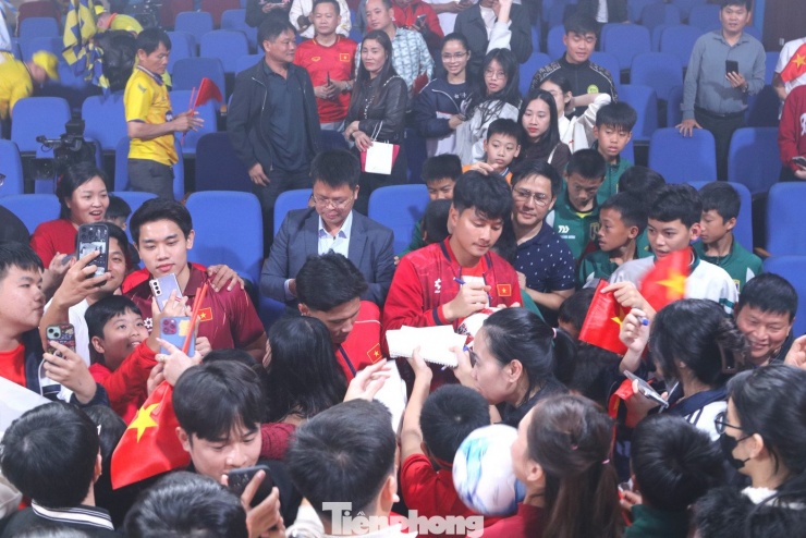 Kết thúc buổi giao lưu, người hâm mộ đã "vây" 3 cầu thủ để chụp hình lưu niệm và xin chữ ký.