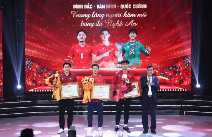 Nhân dịp này, UBND tỉnh Nghệ An đã trao bằng khen và khen thưởng cho ba cầu thủ Đình Bắc, Văn Bình và Quốc Cường, mỗi cầu thủ 50 triệu đồng triệu đồng.