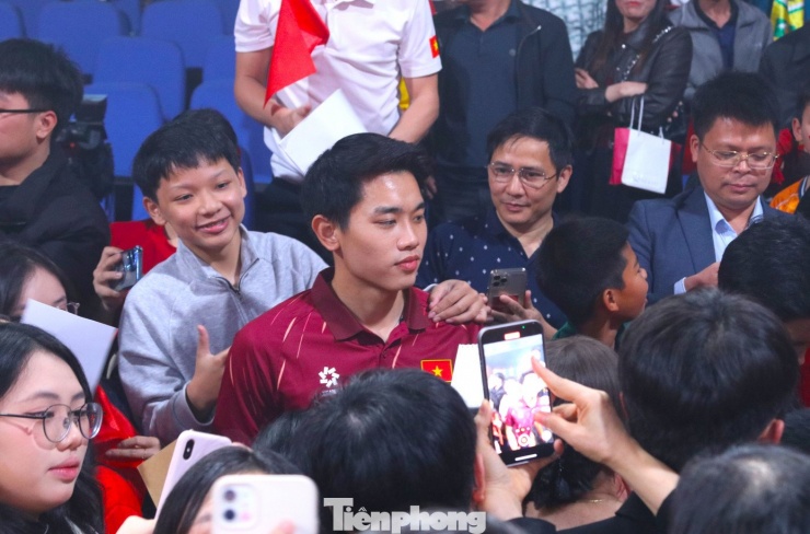 Đình Bắc, Văn Bình và Quốc Cường tiết lộ mẫu bạn gái với người hâm mộ - 12