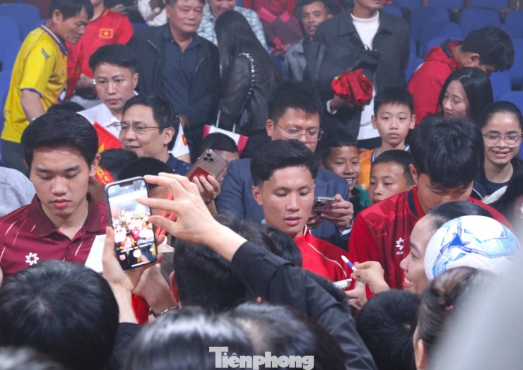 Đình Bắc, Văn Bình và Quốc Cường tiết lộ mẫu bạn gái với người hâm mộ - 13