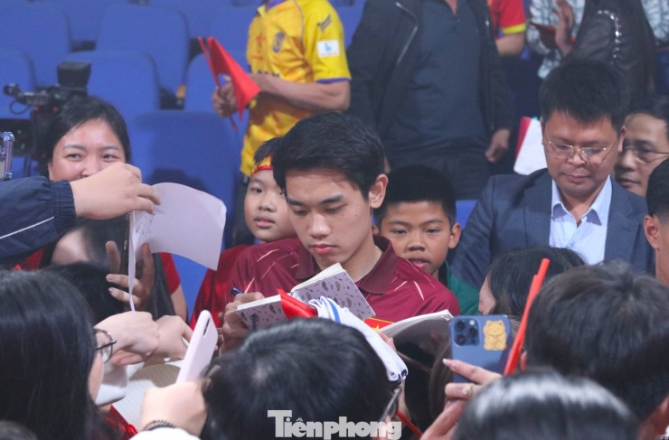 Các cầu thủ bị fan hâm mộ "bao vây".