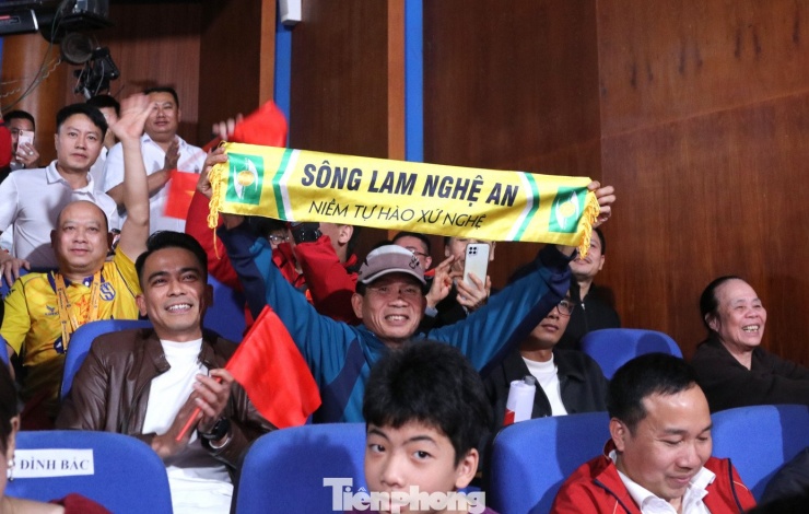 Buổi giao lưu trò chuyện diễn ra trong không khí vui tươi, phấn khởi với sự náo nhiệt của người hâm mộ.