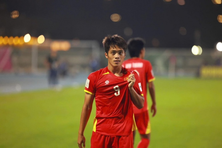 Quốc Việt thể hiện sự hào phóng khi không ngần ngại cho Lê Phát vay tiền. (Ảnh: Ted Trần)