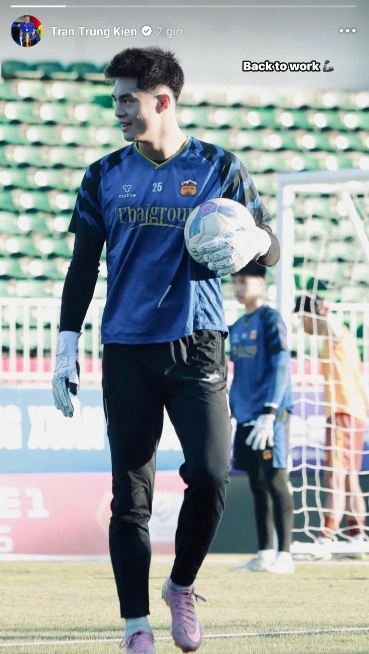 Story mới nhất của Trần Trung Kiên với dòng trạng thái "Back to work".