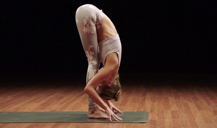 Tư thế đứng gập người về phía trước.