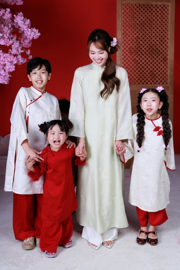 Ảnh sao 28/1: Vợ chồng Lê Thúy thăm biệt thự của Đỗ Mạnh Cường - 3