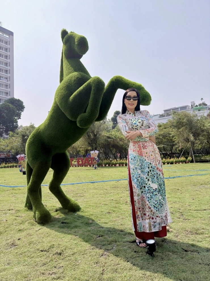 Ảnh sao 28/1: Vợ chồng Lê Thúy thăm biệt thự của Đỗ Mạnh Cường - 12