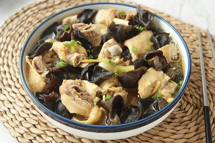 Thịt gà xào mộc nhĩ.