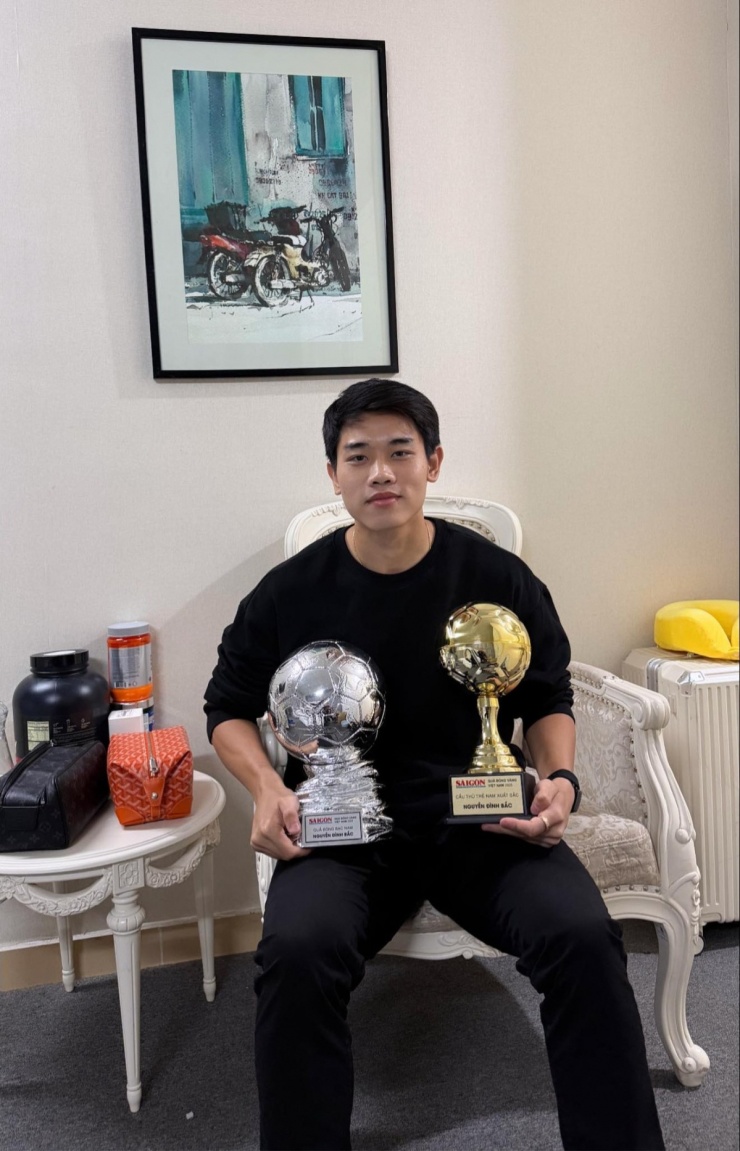 Chiếc túi nghìn USD gắn bó với Đình Bắc - 1