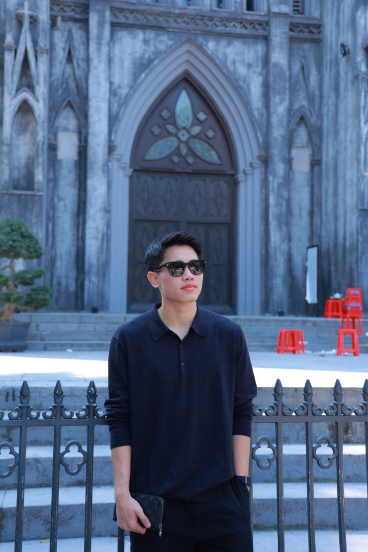 Bên cạnh túi xách, Đình Bắc sử dụng ví Zippy cùng thương hiệu, làm từ da bê sáp mềm với logo LV dập nổi tinh tế. Thiết kế khóa kéo bao quanh, chia nhiều ngăn, đáp ứng nhu cầu sử dụng hằng ngày.