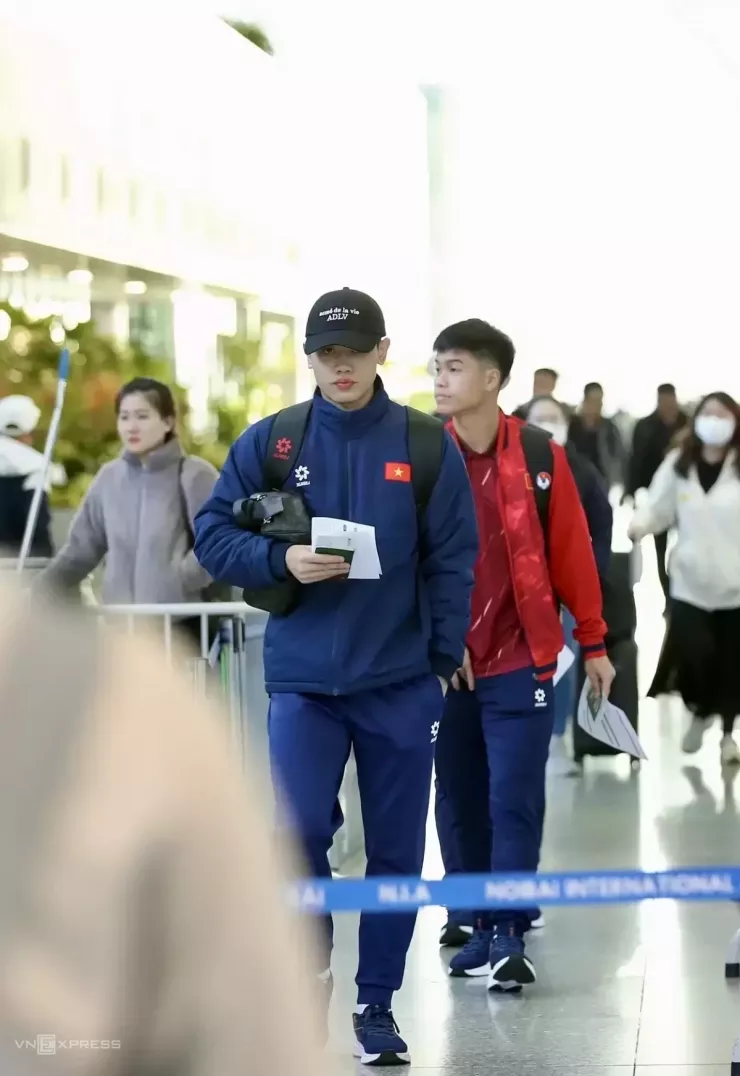 Trước đó, khi cùng các đồng đội lên đường sang Qatar để chuẩn bị vòng chung kết U23 châu Á hôm 26/12, Đình Bắc cũng xách theo mẫu túi này ra sân bay.