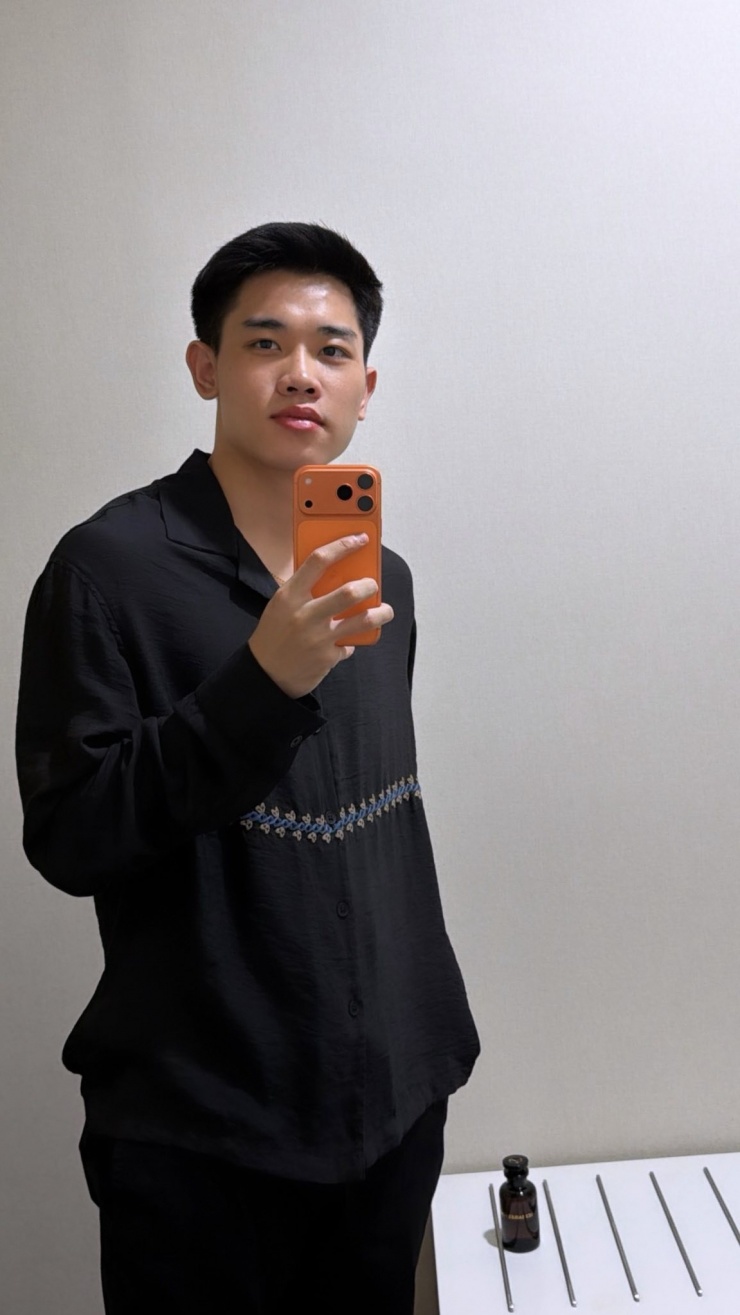 Ngoài phụ kiện thời trang, Nguyễn Đình Bắc còn lựa chọn nước hoa Ombre Nomade - dòng hương cao cấp dành cho nam giới của Louis Vuitton.