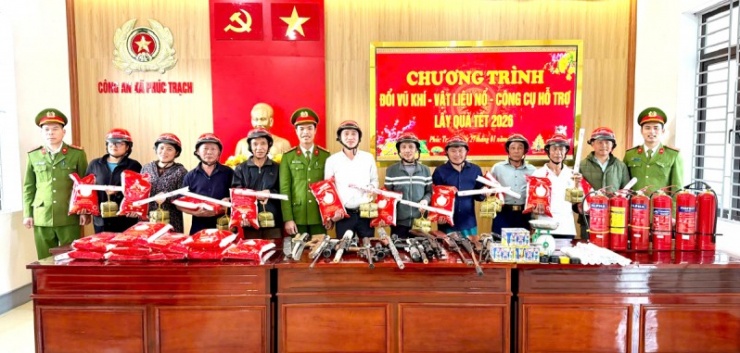 Người dân hào hứng mang súng, vật liệu nổ đến Công an xã đổi lấy bánh chưng, gạo nếp.