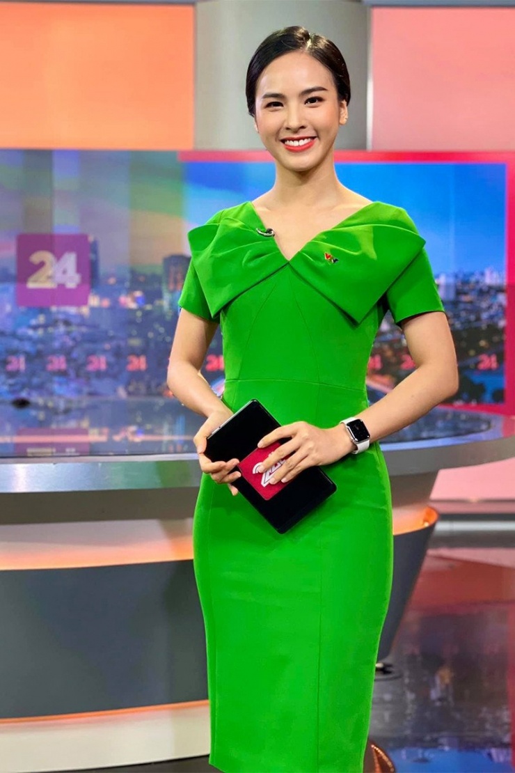 MC Quỳnh Nga sinh năm 1995, tốt nghiệp Đại học Ngoại thương với trình độ IELTS cao, từng là BTV-MC của "Chuyển động 24h" trên VTV. Cô sở hữu hành trình sắc đẹp đáng nể: Á hậu Hoa khôi Sinh viên Việt Nam 2017, top 10 Miss World Vietnam 2019, đạt Á hậu 2 Miss Charm 2024. 