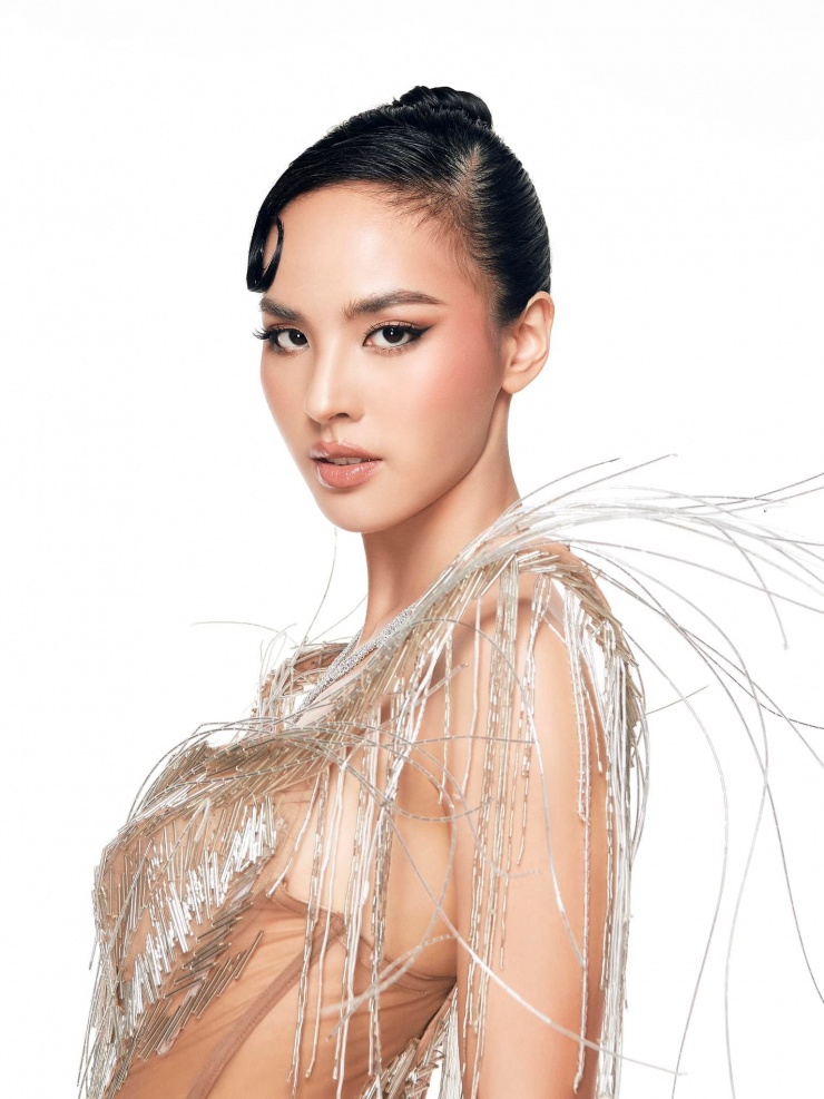 Kinh nghiệm thi quốc tế giúp MC Quỳnh Nga rèn luyện tự tin, giao tiếp tiếng Anh xuất sắc và phong thái chuyên nghiệp trước ống kính.