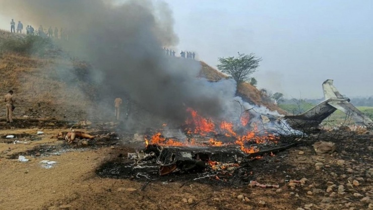 Máy bay của Phó Thủ hiến bang Maharashtra Ajit Pawar bốc cháy sau khi rơi lúc hạ cánh, tại Baramati ở quận Pune, bang Maharashtra, Ấn Độ ngày 28/1/2026. Ông Pawar và 4 người khác trên máy bay đã thiệt mạng trong vụ tai nạn. Ảnh: PTI.