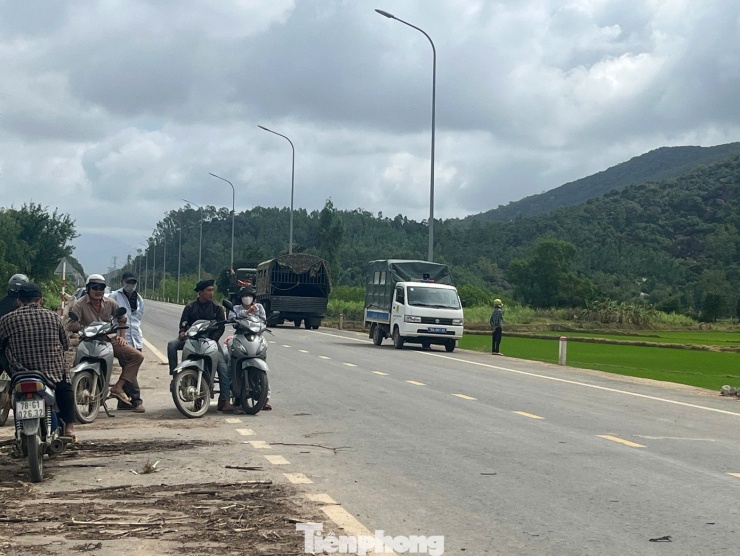 Người dân hiếu kỳ tập trung theo dõi sự việc.