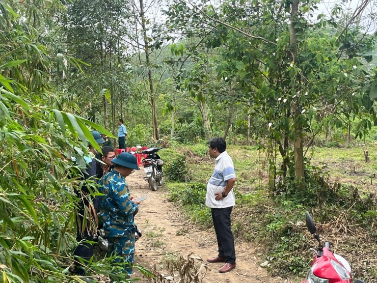 Đường vào hiện trường đã được các lực lượng chức năng phong tỏa, canh gác nghiêm ngặt.