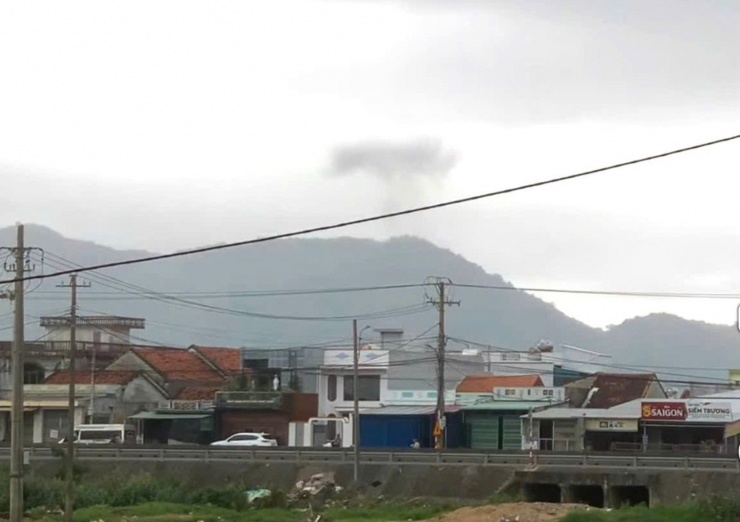 Khói bốc lên tại khu vực rơi máy bay.