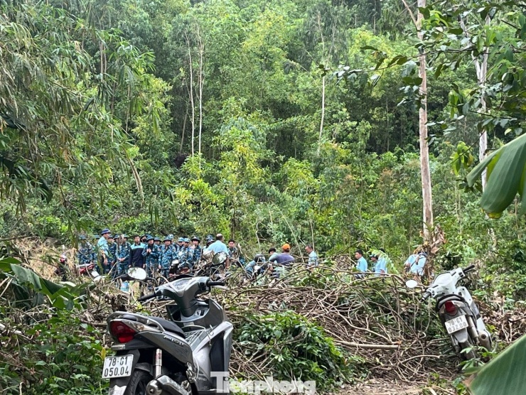 Lực lượng của Trung đoàn 940 đi bộ lên núi tiếp cận hiện trường máy bay rơi lúc 12h20.