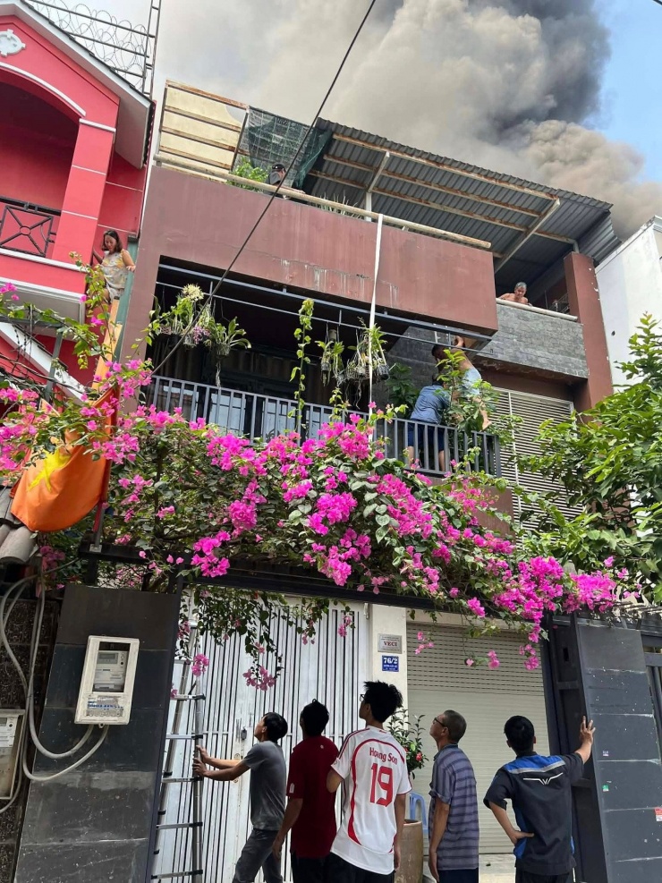 Người dân sống ngay vụ cháy thoát thân ra ngoài.