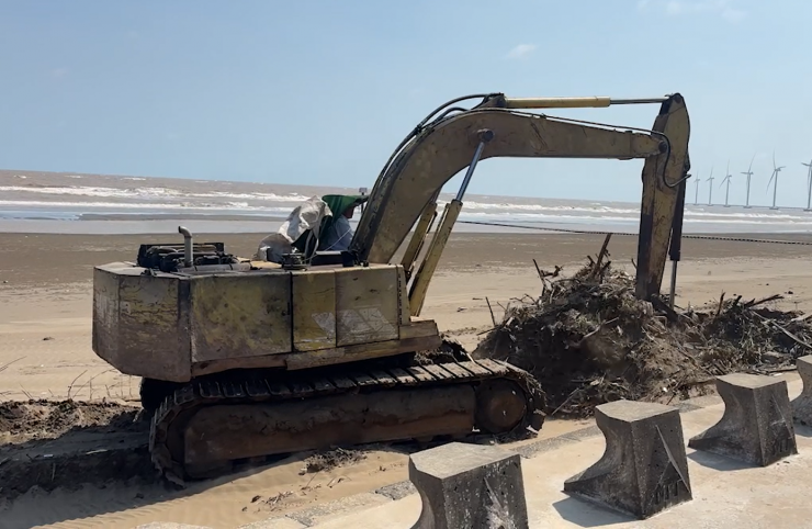 Công tác làm sạch bờ biển được triển khai nhằm trả lại cảnh quan thông thoáng, sẵn sàng đón khách dịp Tết Nguyên đán Bính Ngọ năm 2026. Sở Văn hóa - Thể thao và Du lịch (VH-TT&amp;DL) Vĩnh Long cũng đề nghị UBND các xã phường phổ biến, hướng dẫn, giám sát các doanh nghiệp, cơ sở kinh doanh dịch vụ du lịch khu vực biển Ba Động đảm bảo vệ sinh môi trường, vệ sinh an toàn thực phẩm, giữ cảnh quan, đặc biệt dịp cao điểm Tết.