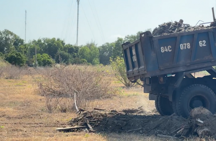 Rác khu vực bờ biển được thu gom, vận chuyển đến nơi tập kết.