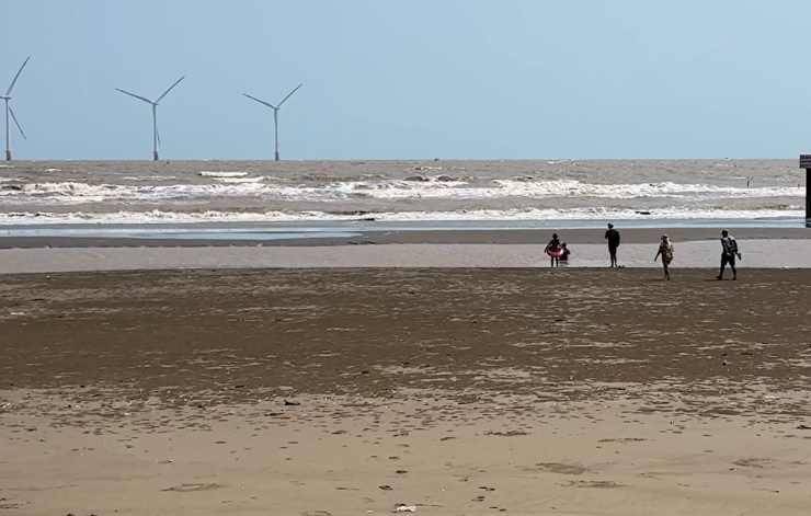 Ông Phạm Hải Âu - Phó Chủ tịch UBND phường Trường Long Hòa - cho biết, địa phương đã chủ động xây dựng kế hoạch làm sạch bãi biển theo từng khu vực. Tuy nhiên, năm nay lượng rác dạt vờ bờ nhiều hơn mọi năm. Hai ngày qua, địa phương đã huy động lực lượng cùng người dân dọn rác dọc bãi biển, sẵn sàng phục vụ du khách dịp Tết.