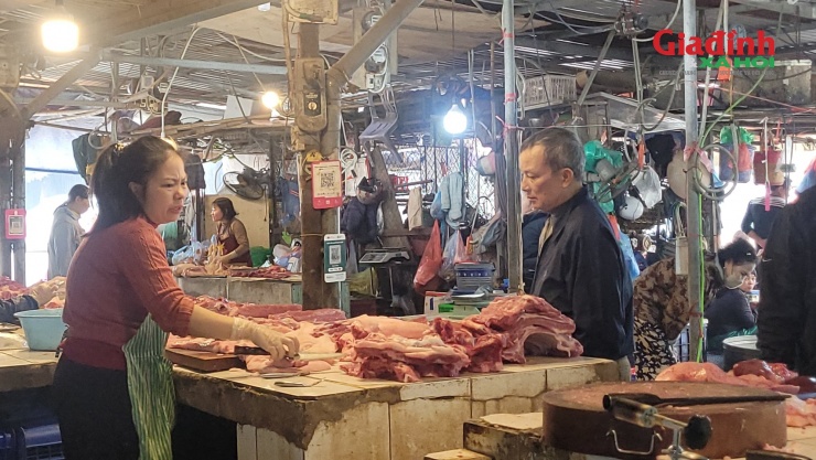 Theo các tiểu thương kinh doanh thịt lợn tại chợ Nam Trung Yên (phường Cầu Giấy, TP Hà Nội), mỗi loại thịt đã tăng từ 20.000 đến 30.000 đồng/kg so với cách đây hơn một tháng.
