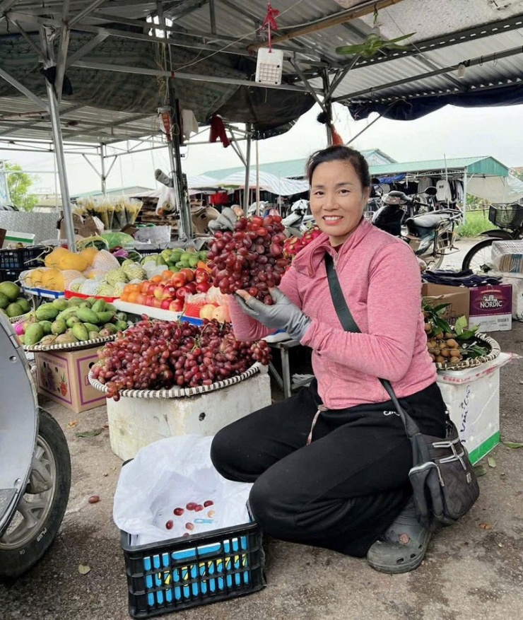 Bà Hường bên sạp hoa quả của mình ở chợ Phú Diễn&nbsp;