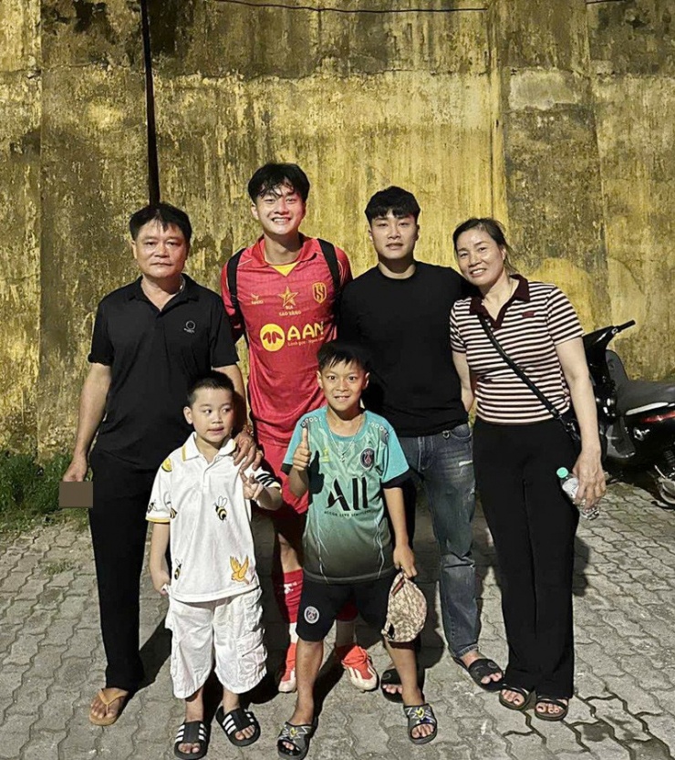 Thủ môn Cao Văn Bình (áo đỏ) bên bố mẹ, anh trai và các cháu&nbsp;