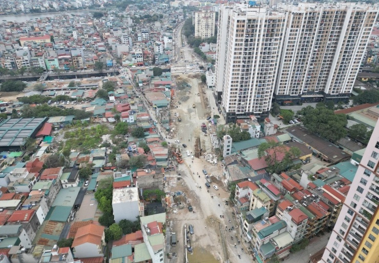 Công trình có chiều dài khoảng 2 km, thi công từ năm 2013, kế hoạch hoàn thành năm 2016 theo hình thức BT. Tuy nhiên do vướng mặt bằng và nhiều nguyên nhân khác, đến cuối năm 2025 dự án mới được thi công trở lại và sẽ thông xe vào đầu năm 2026 (trước Tết Bính Ngọ).