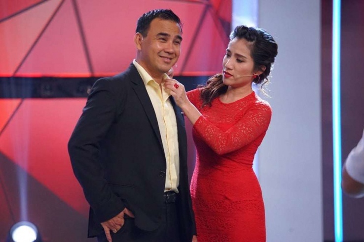 Nghệ sĩ Ưu tú Cát Tường và MC Quyền Linh khi cùng làm MC. Ảnh: NSX