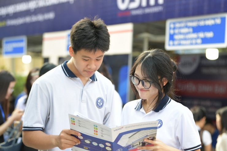 Thí sinh tìm hiểu thông tin tuyển sinh. Ảnh: DƯƠNG TRIỀU