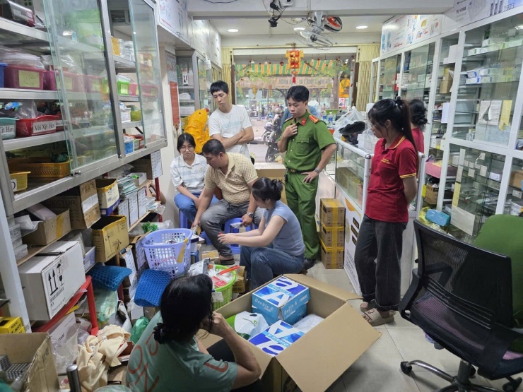 Lực lượng chức năng làm việc tại cơ sở y tế.